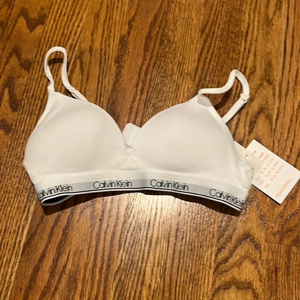 NWT Calvin Klein Woman’s White Seamless Wireless Bra Size 34A